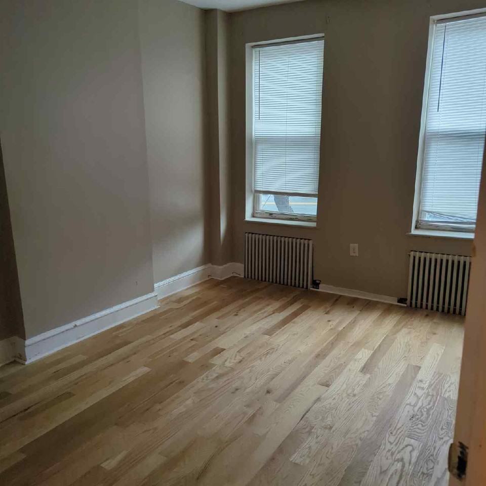1221 W 4th St #1 - Photo 3 of 10