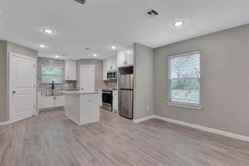 726 E Chestnut St - Photo 3 of 10