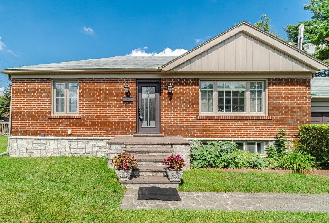 1421 Radcliffe Boulevard - Photo 2 of 16