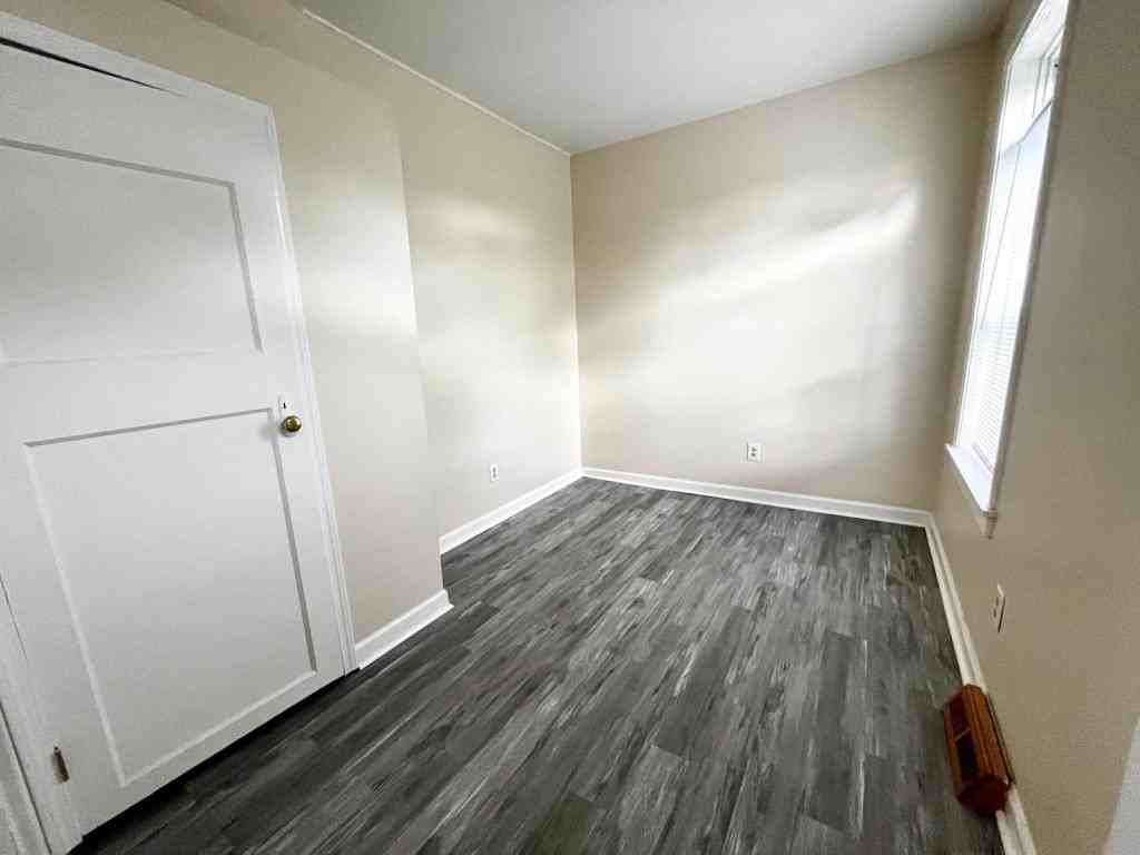 1104 Barrett St - Photo 7 of 8