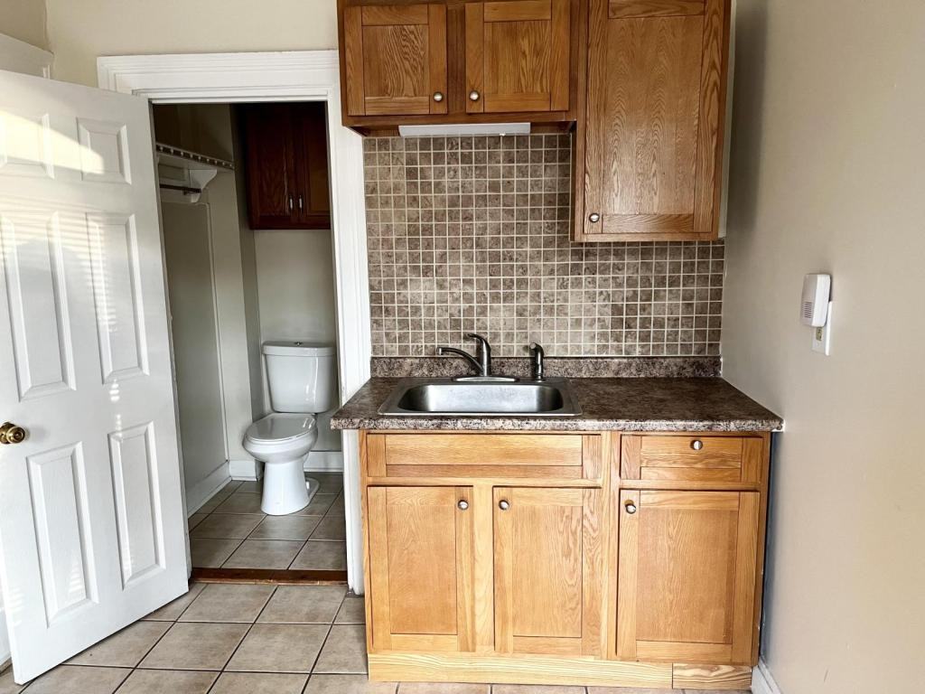 1104 Barrett St - Photo 4 of 8