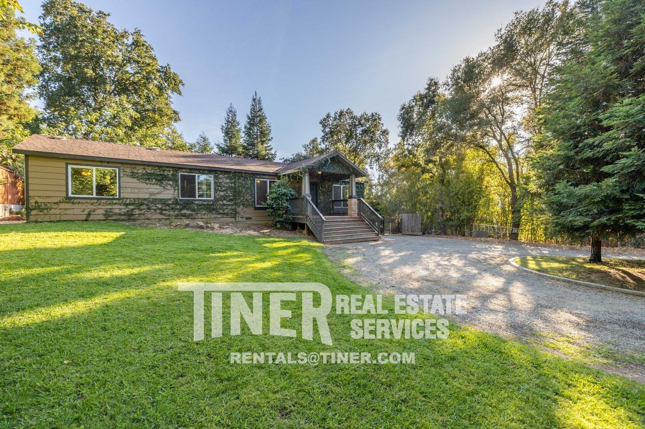 6850 Hillside Dr - Photo 4 of 45