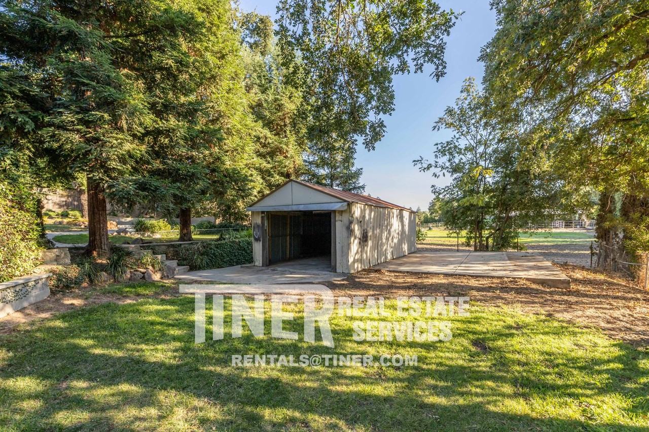 6850 Hillside Dr - Photo 5 of 45