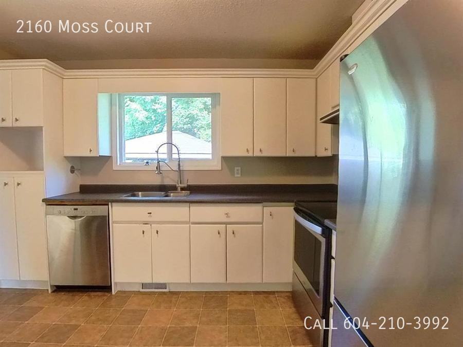 2160 Moss Crt - Photo 3 of 24