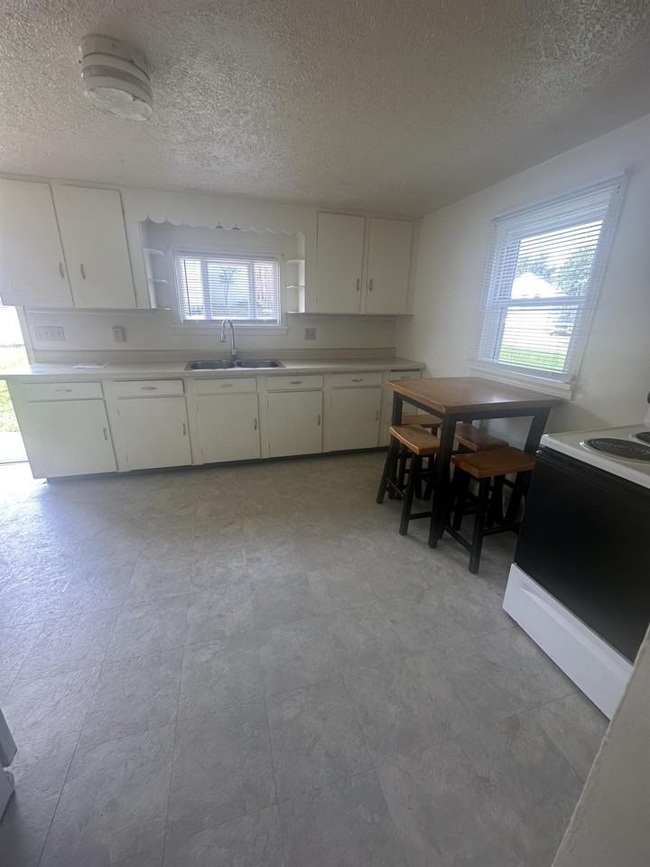 852 Wayne Ave #852 - Photo 2 of 16