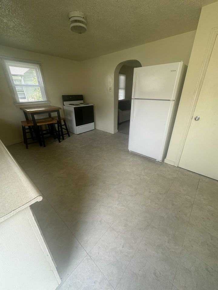 852 Wayne Ave #852 - Photo 3 of 16