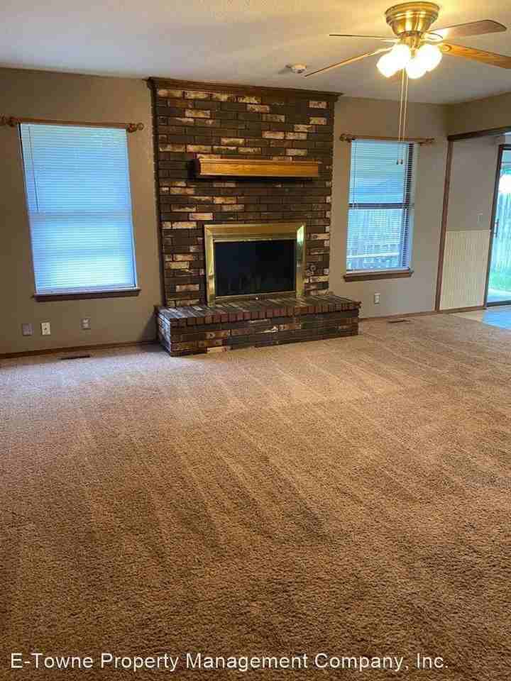 5502 Fountain Head Dr - Photo 3 of 10