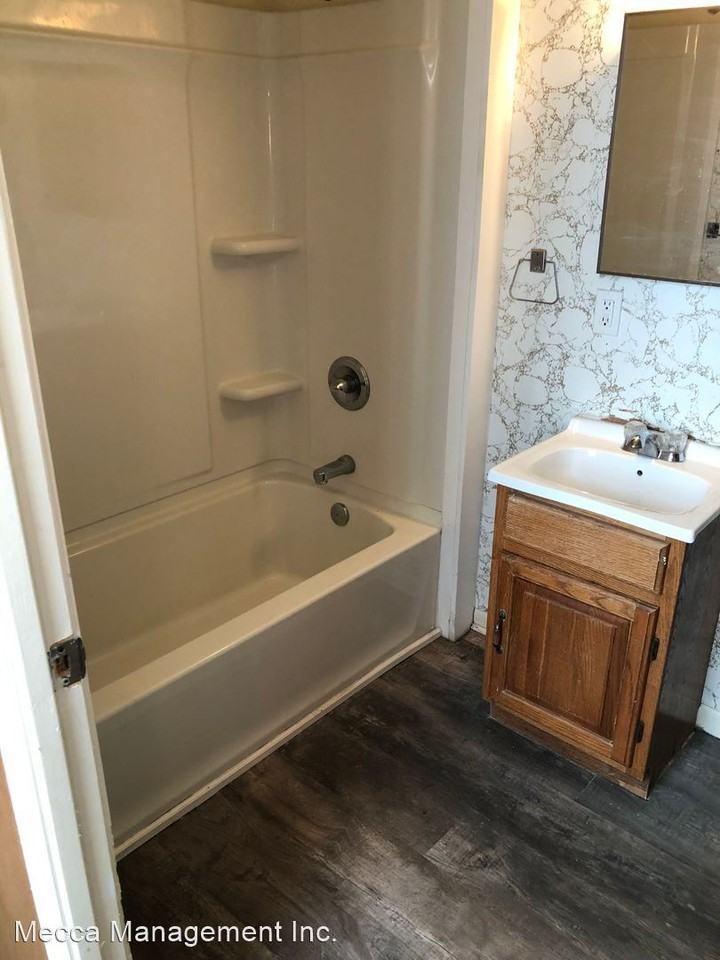 122 - 124 S Maple - Photo 2 of 9