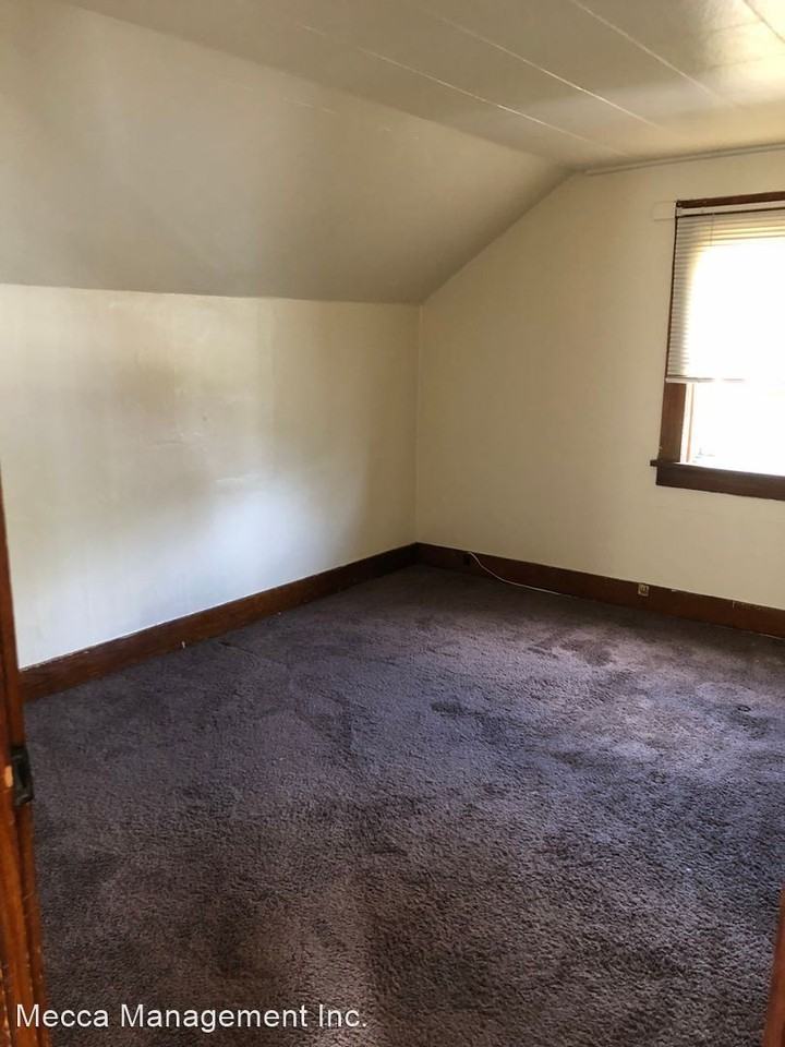 122 - 124 S Maple - Photo 3 of 9