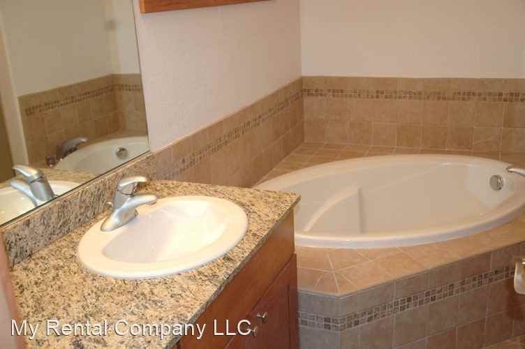 546 Se Jackson St - Photo 2 of 14