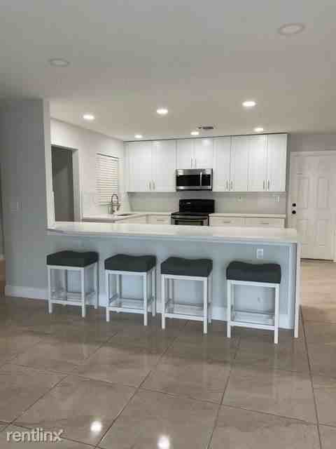 1831 East Ct - Photo 2 of 14