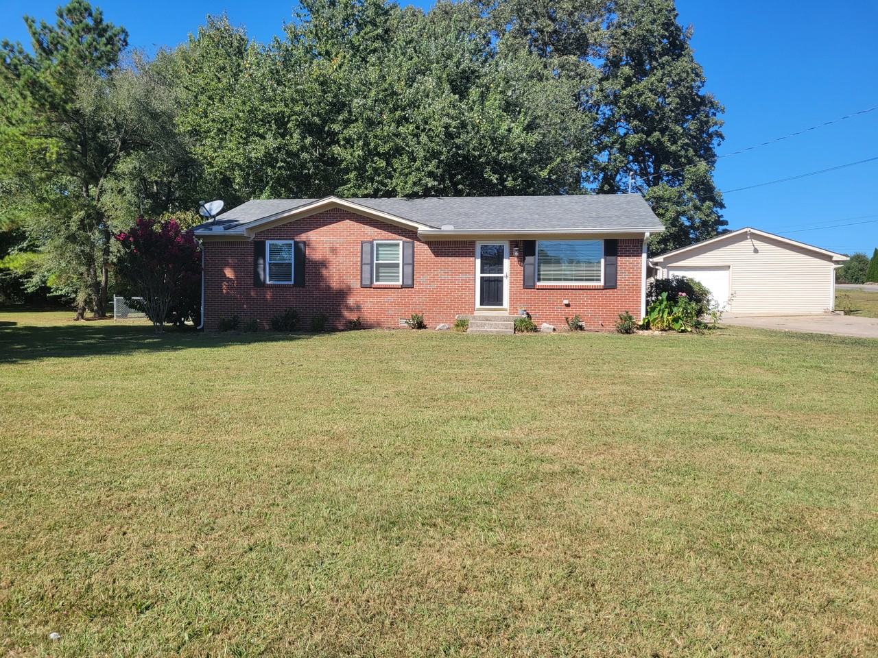 212 Staggs Dr - Photo 2 of 17