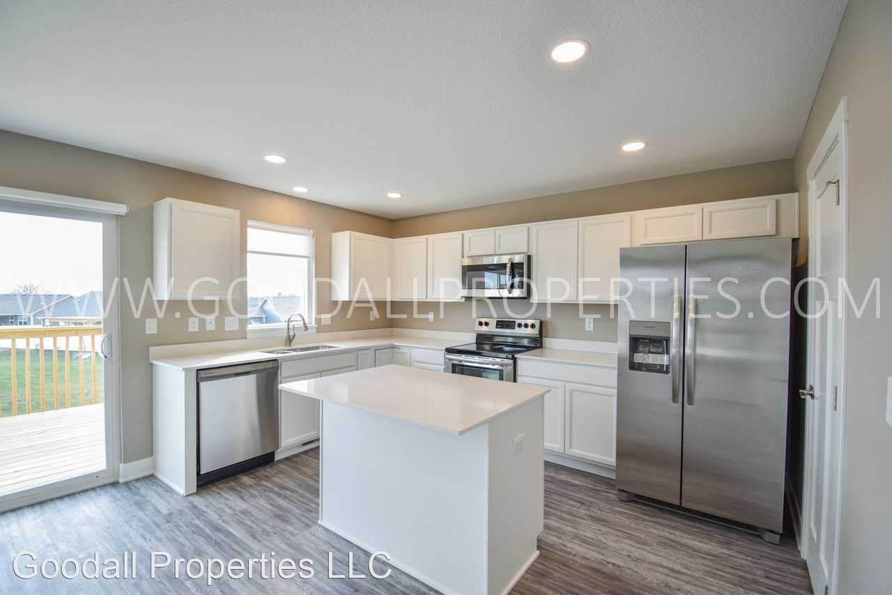 228 Maple Ave - Photo 3 of 28