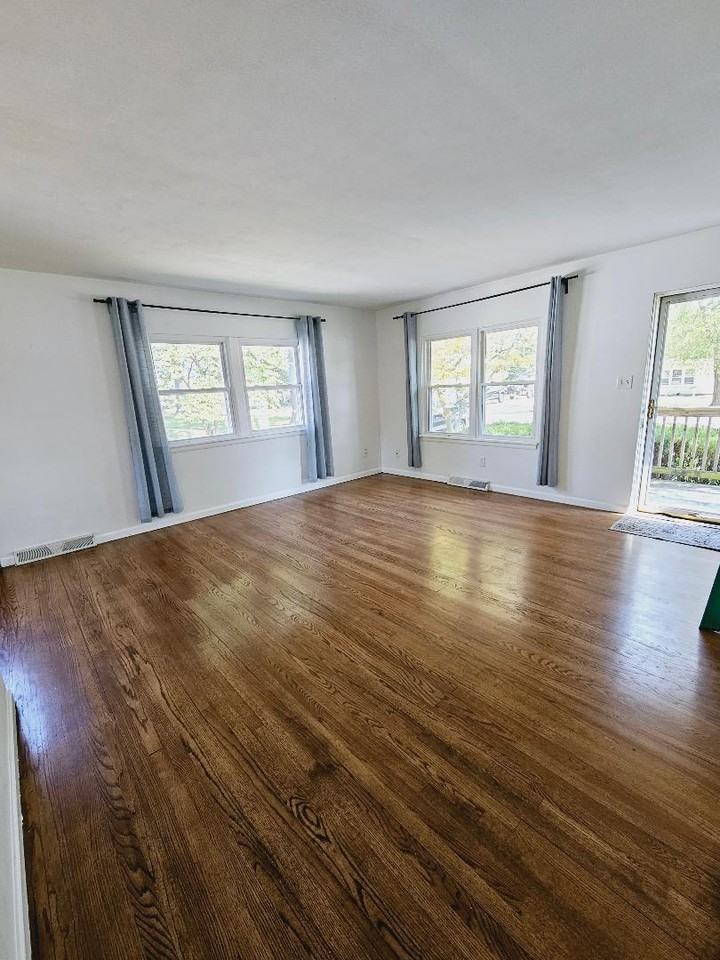 117 Lowell Ct #NA - Photo 2 of 14