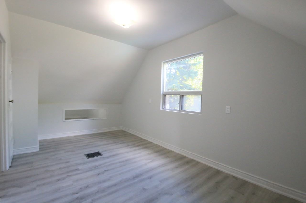 213 Chisholm Avenue - Photo 4 of 10