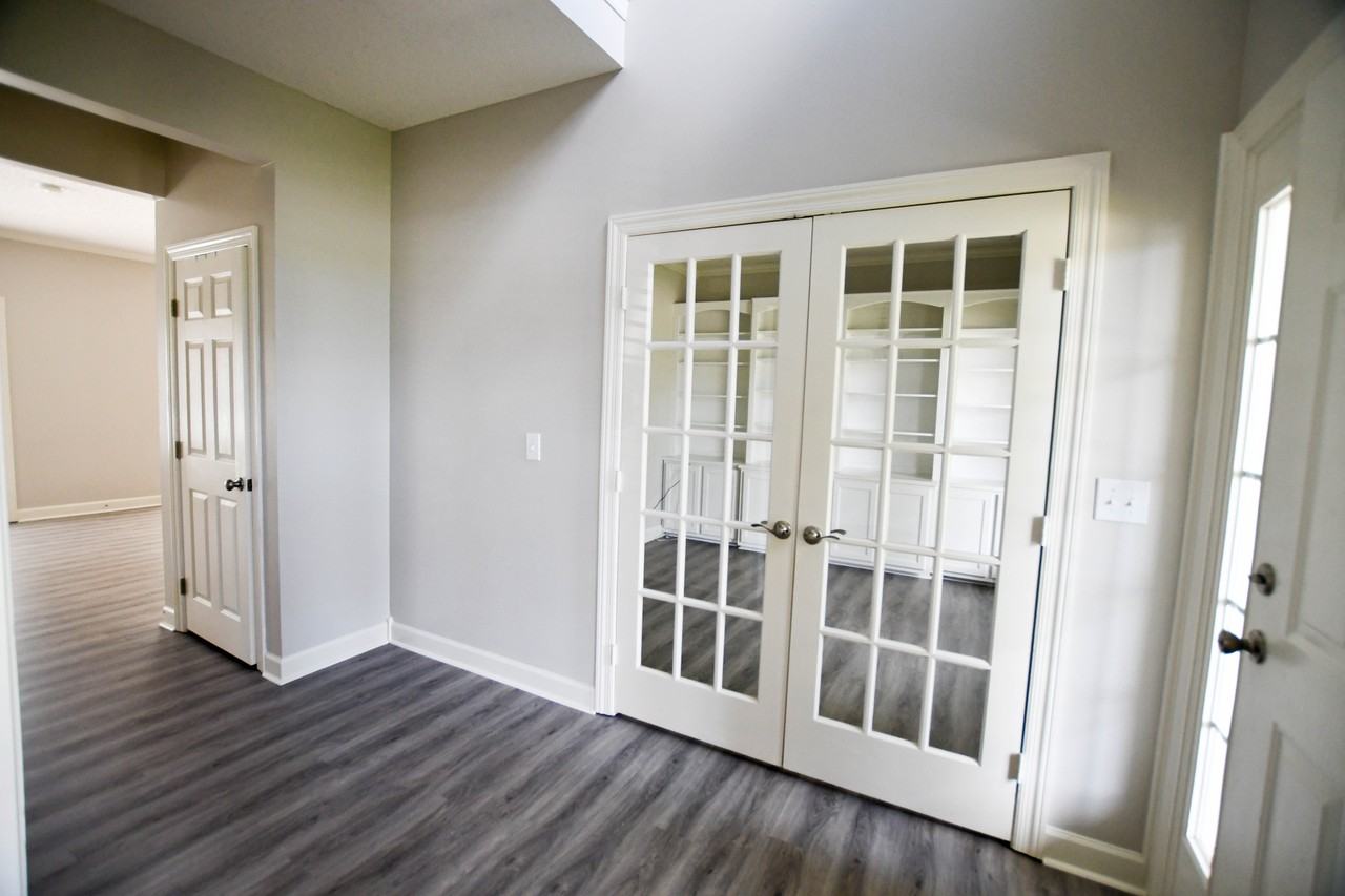 105 Knotting Place - Photo 2 of 12