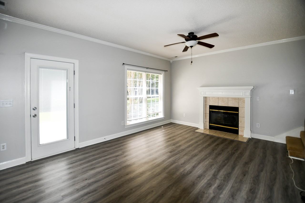 105 Knotting Place - Photo 3 of 12