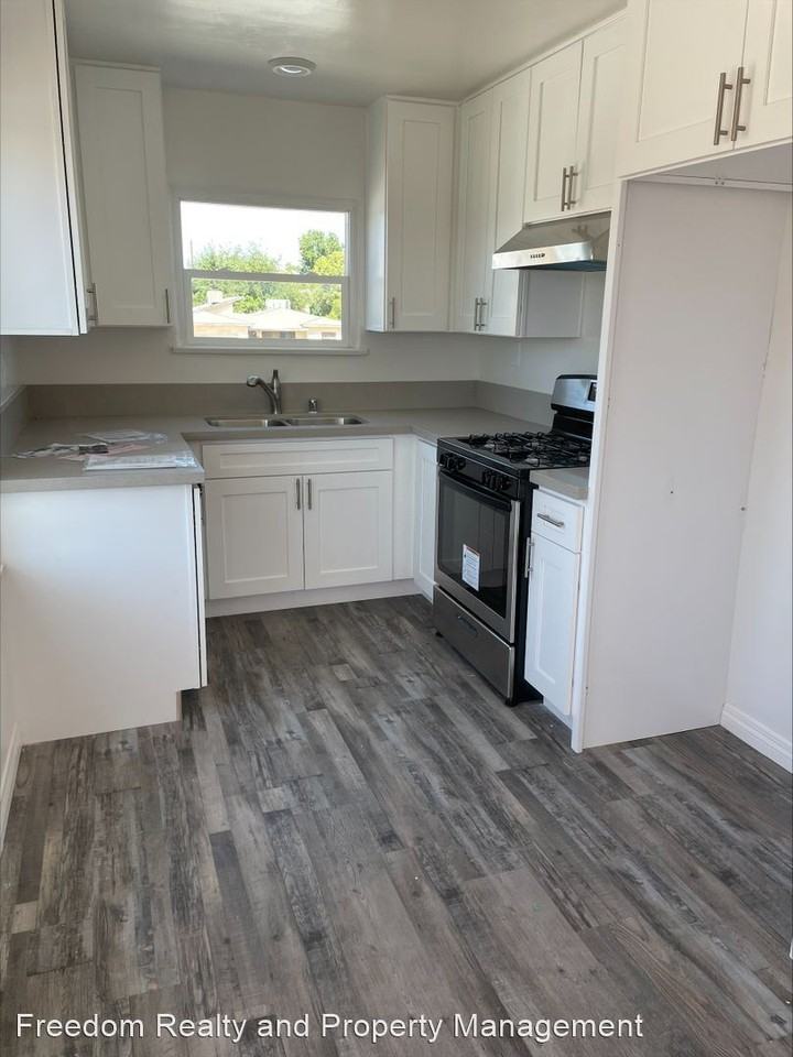 304 E St - Photo 2 of 4