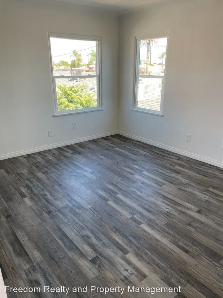 304 E St - Photo 3 of 4