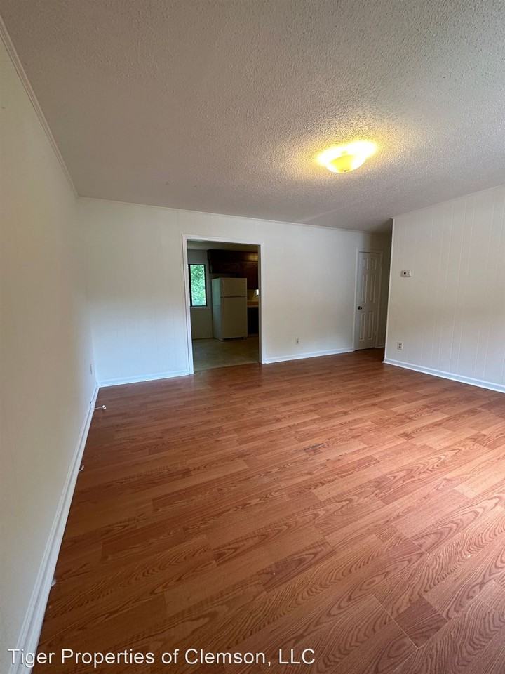 807 Creekside Dr - Photo 2 of 16