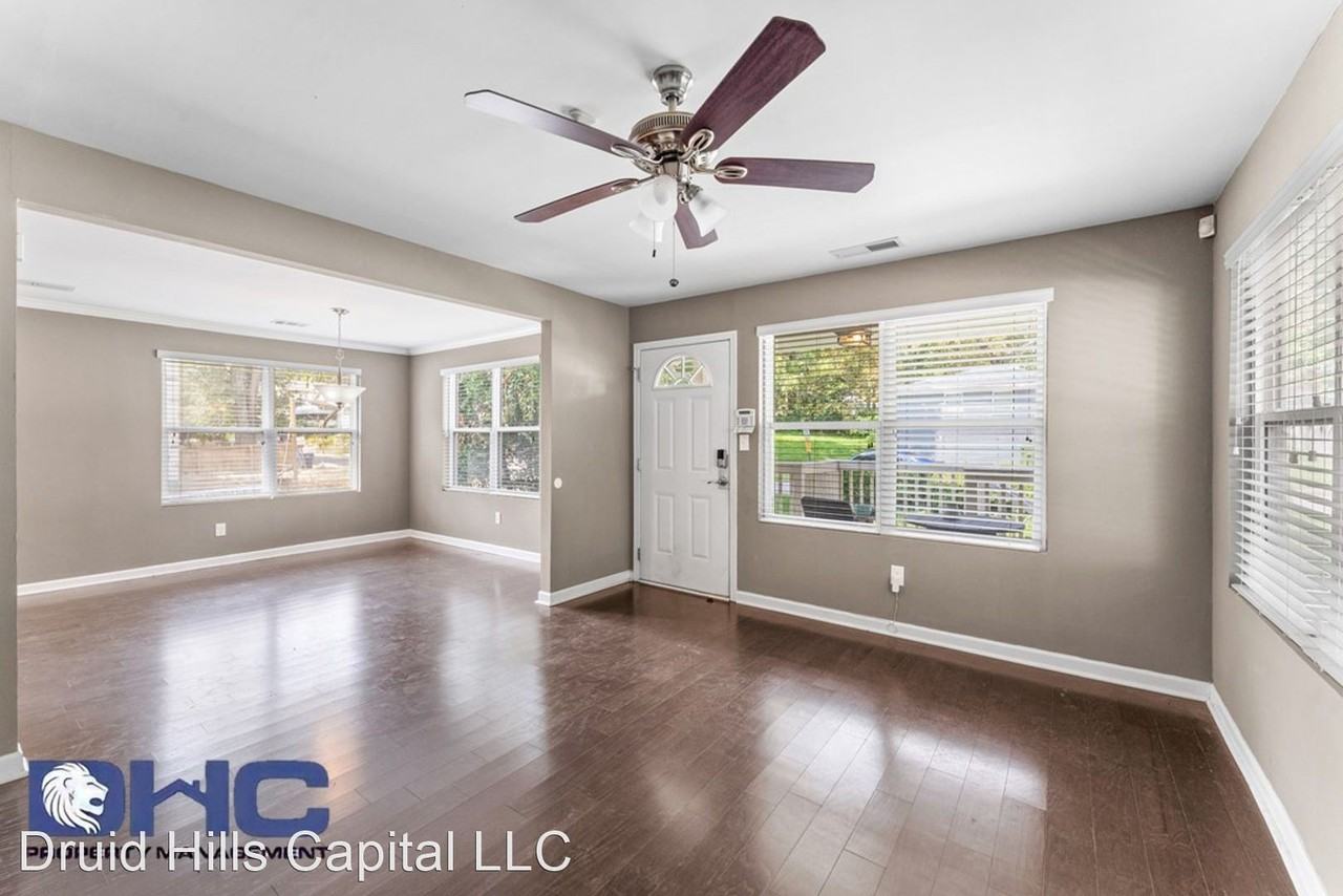 1076 Hubbard St Sw - Photo 3 of 10