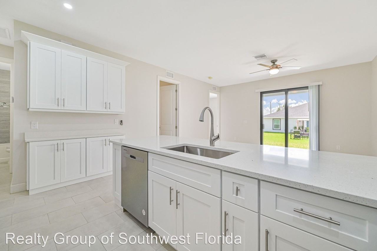 ** 3 Bed / 2 Bath ~ 2 Car Garage ~ New Construction, Quartz, High End Finishes ~ Now Available ** - Photo 2 of 18