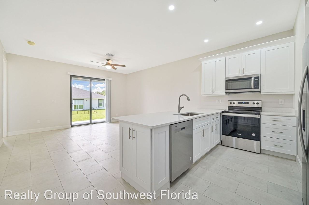 ** 3 Bed / 2 Bath ~ 2 Car Garage ~ New Construction, Quartz, High End Finishes ~ Now Available ** - Photo 3 of 18