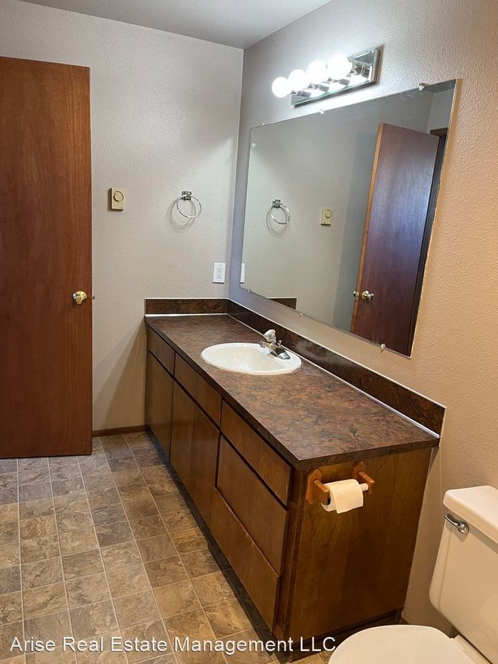 414 Bond Street - Photo 2 of 11