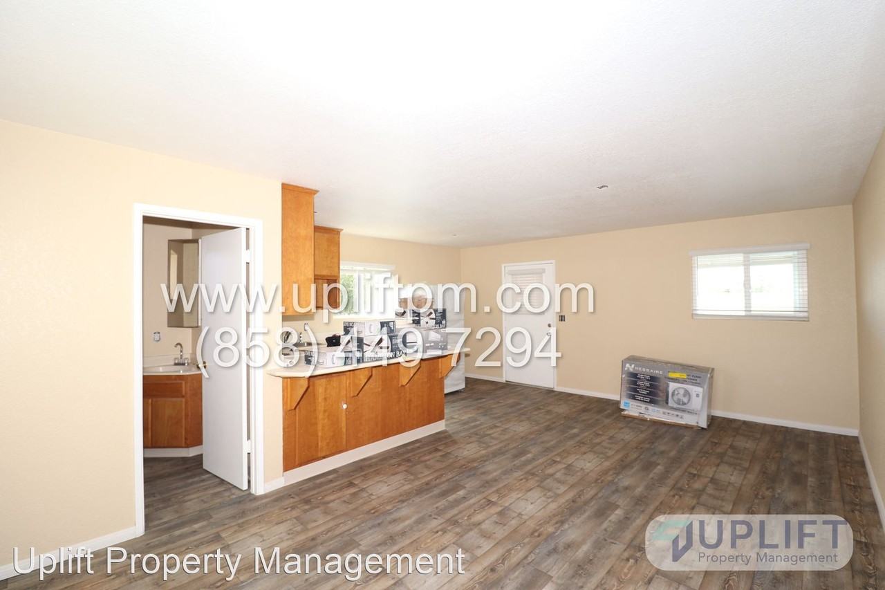 1645 Warnock Dr - Photo 3 of 10