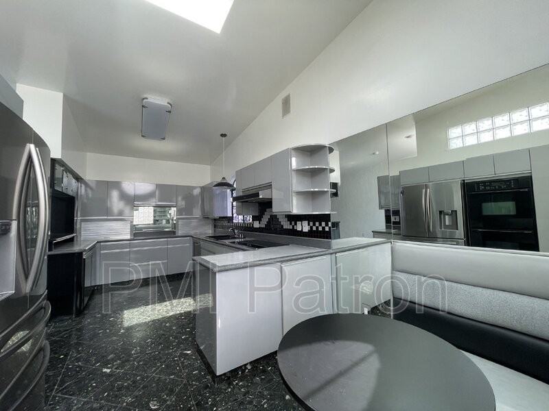 1719 Van Horne Ln - Photo 7 of 25