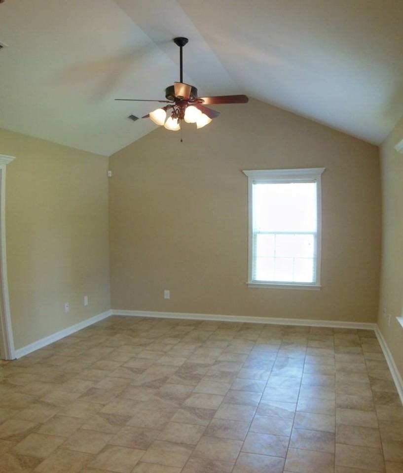 202 Richmond Ave - Photo 2 of 8