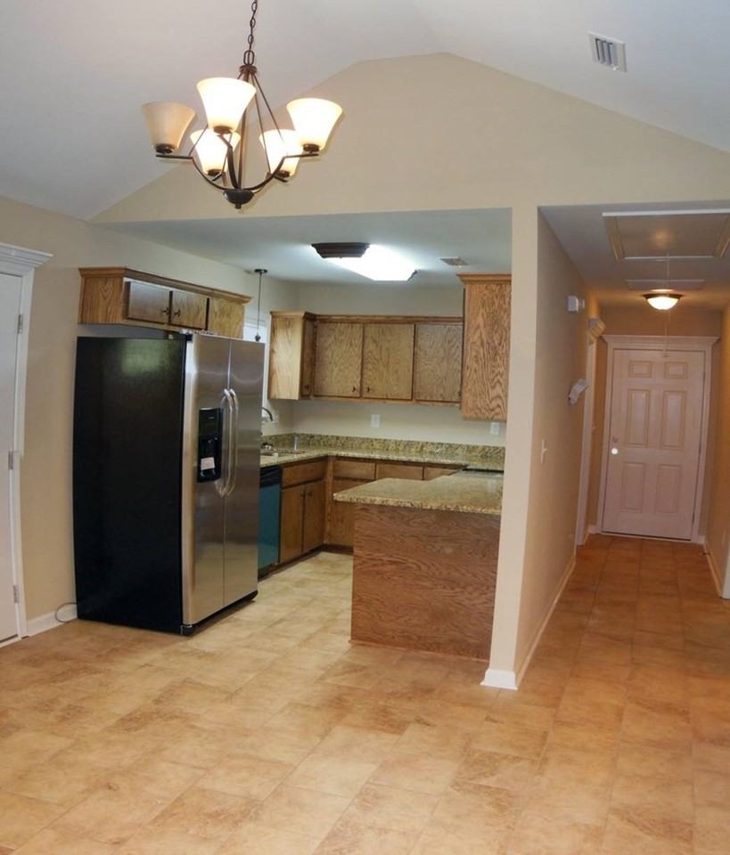 202 Richmond Ave - Photo 3 of 8