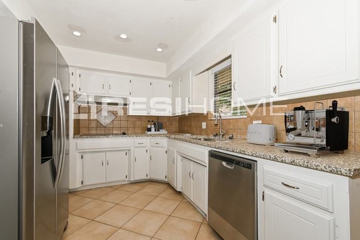 7336 Roxboro Dr - Photo 3 of 21