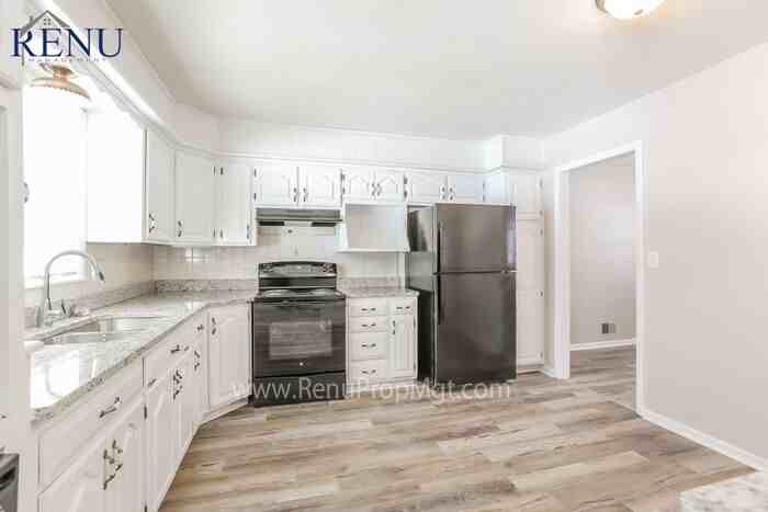 13303 E 50th Ter - Photo 3 of 17