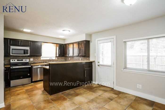 1606 Hawthorne Dr - Photo 2 of 17