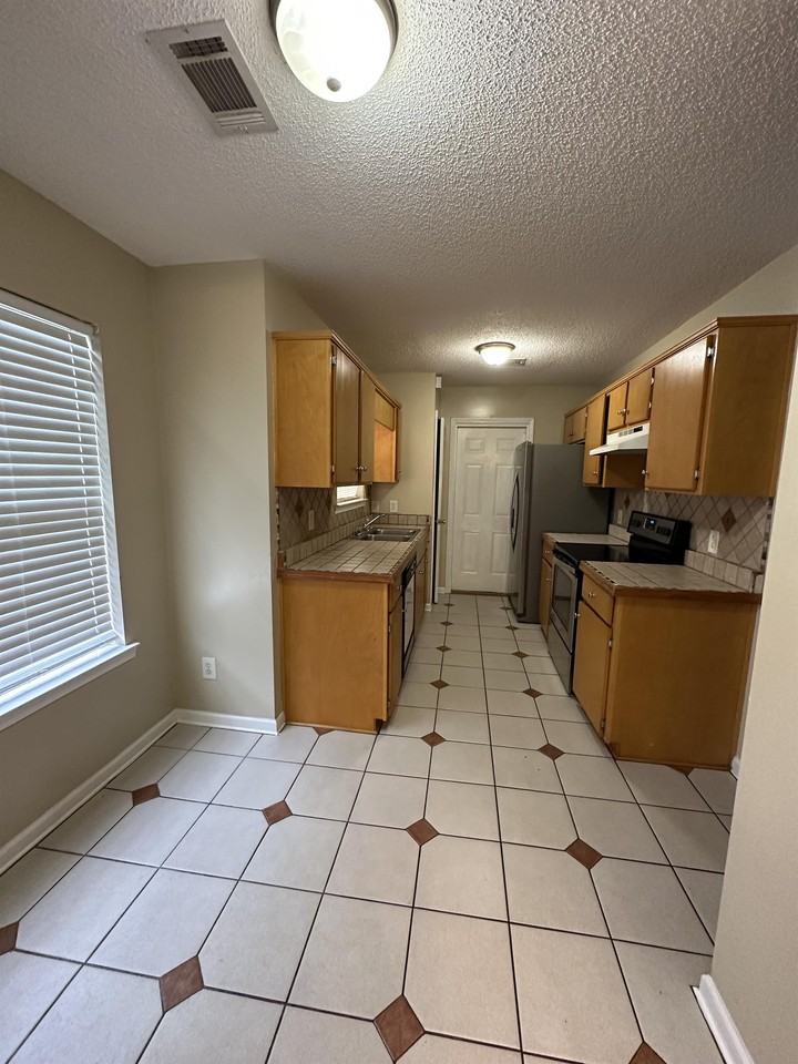 160 Mills Run Dr #1 - Photo 6 of 25