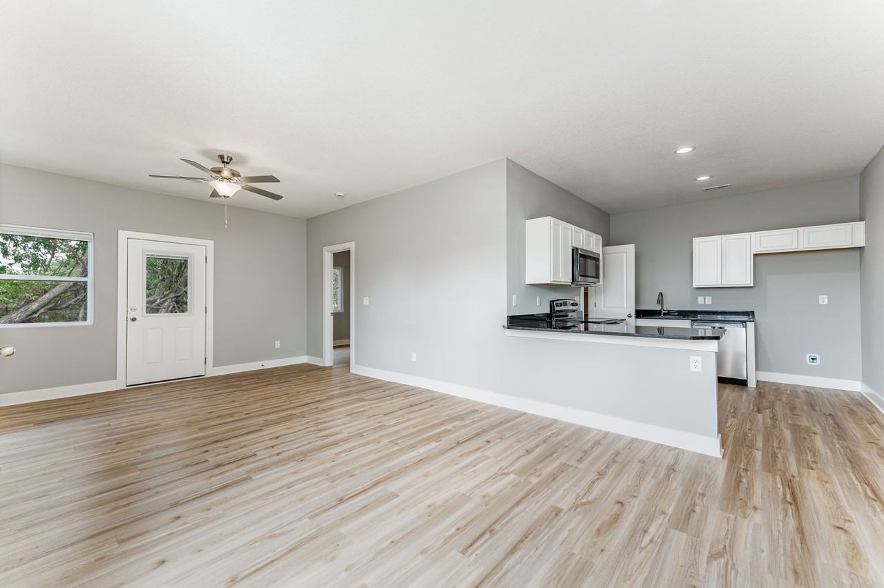 403 Se 14th Ct #B - Photo 3 of 10