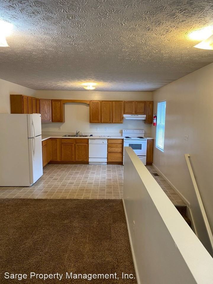 1205 N Woodburn Ave - Photo 3 of 10