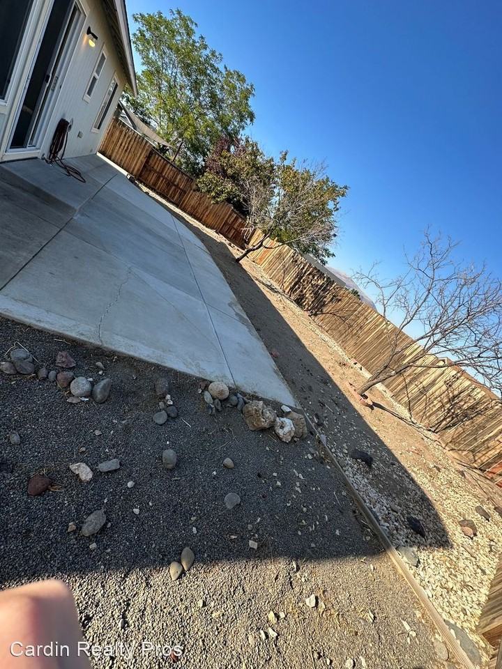 346 Emigrant Way - Photo 3 of 11
