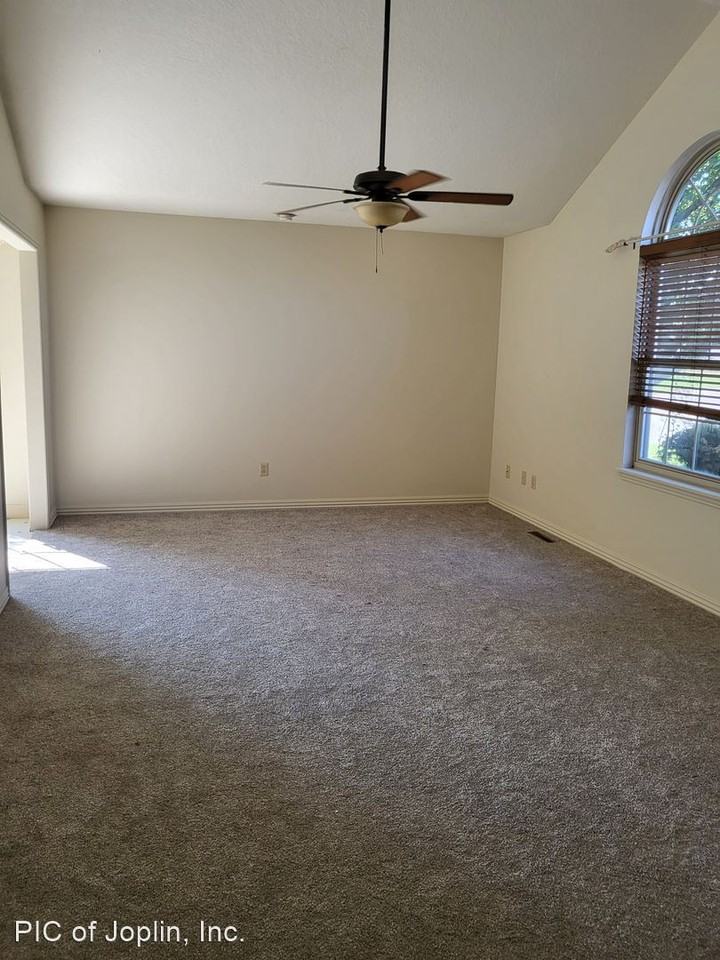 503 W. Briarbrook - Photo 2 of 14