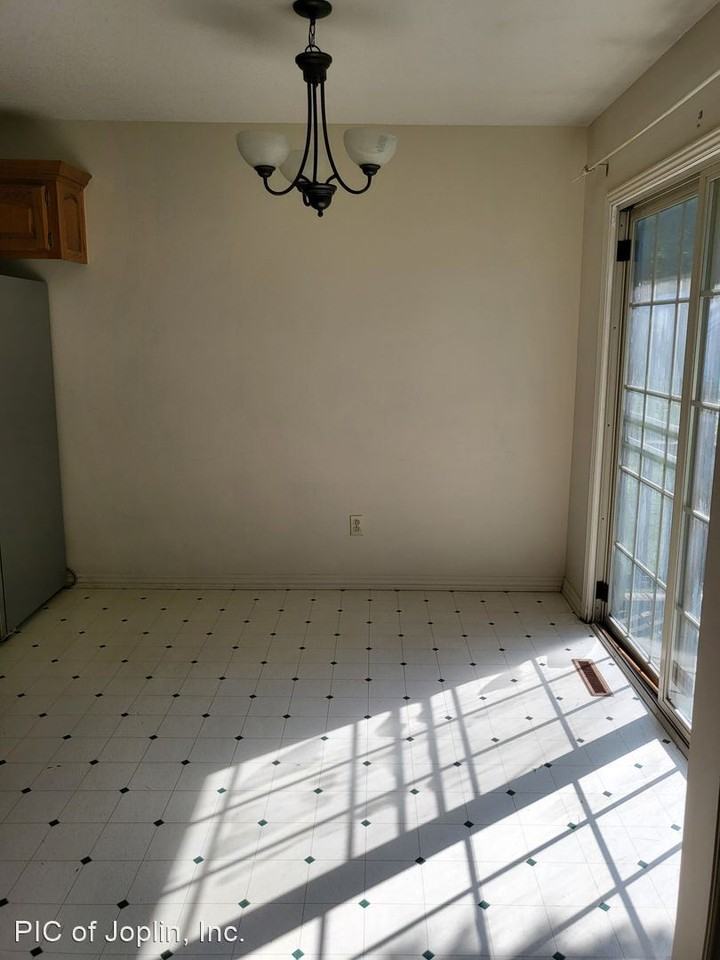 503 W. Briarbrook - Photo 3 of 14