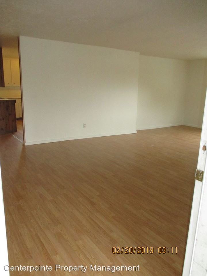 381 Se Darrell Ave - Photo 2 of 10