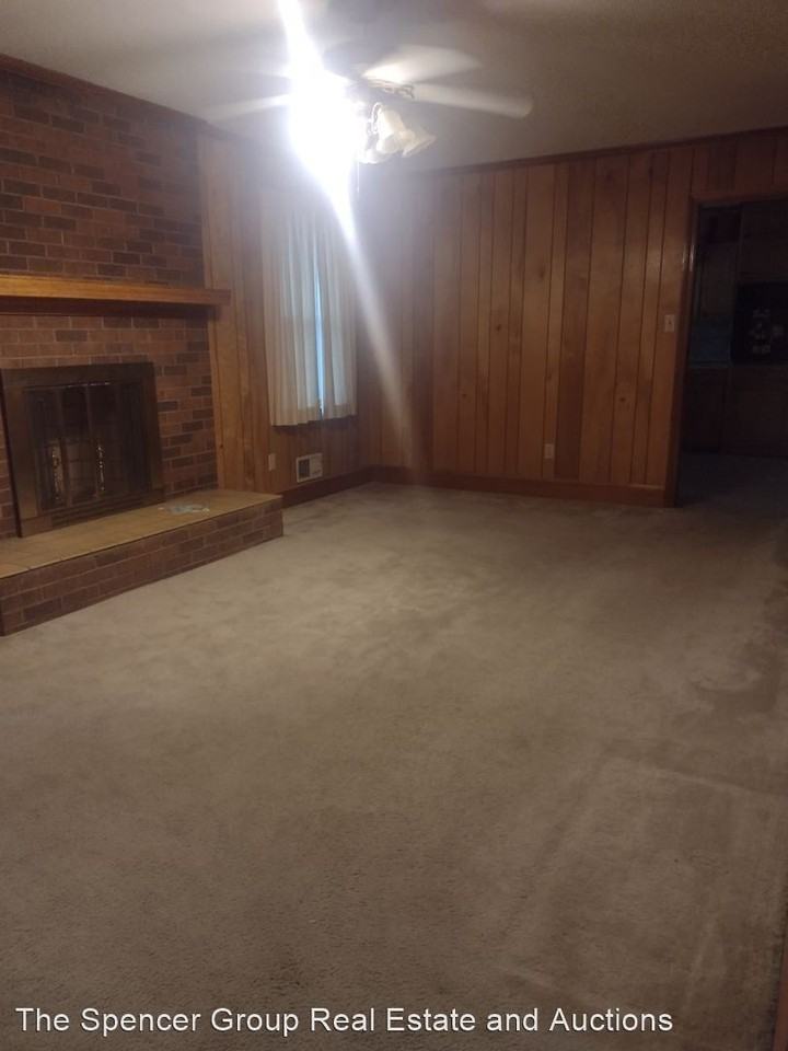 1038 Oak St - Photo 2 of 8