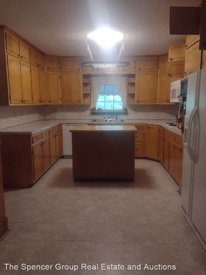 1038 Oak St - Photo 3 of 8