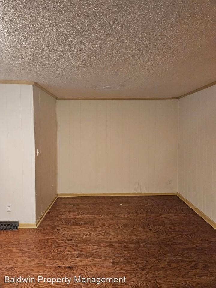 305 Mayfair Dr - Photo 2 of 17