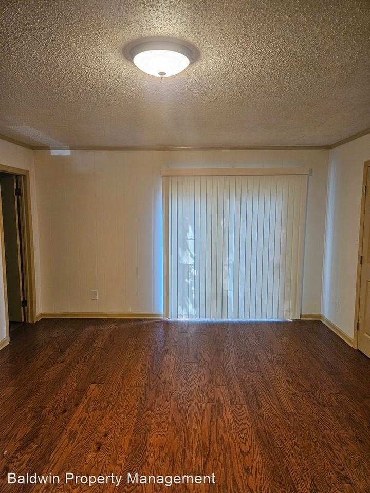 305 Mayfair Dr - Photo 3 of 17