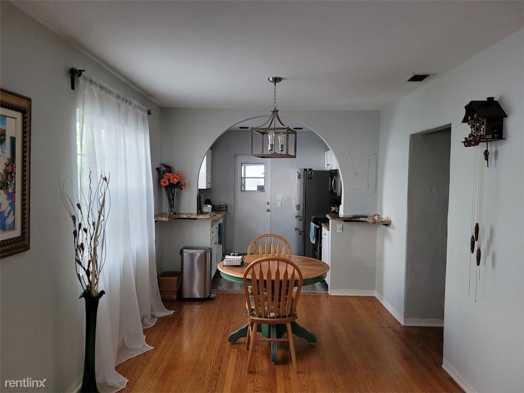 1921 Jefferson St - Photo 3 of 9