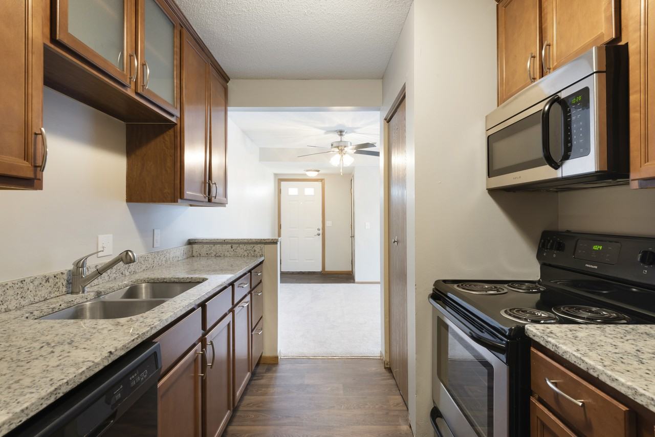 Fernbrook Townhomes Apartments 14200 43rd Ave N, Plymouth, MN 55446