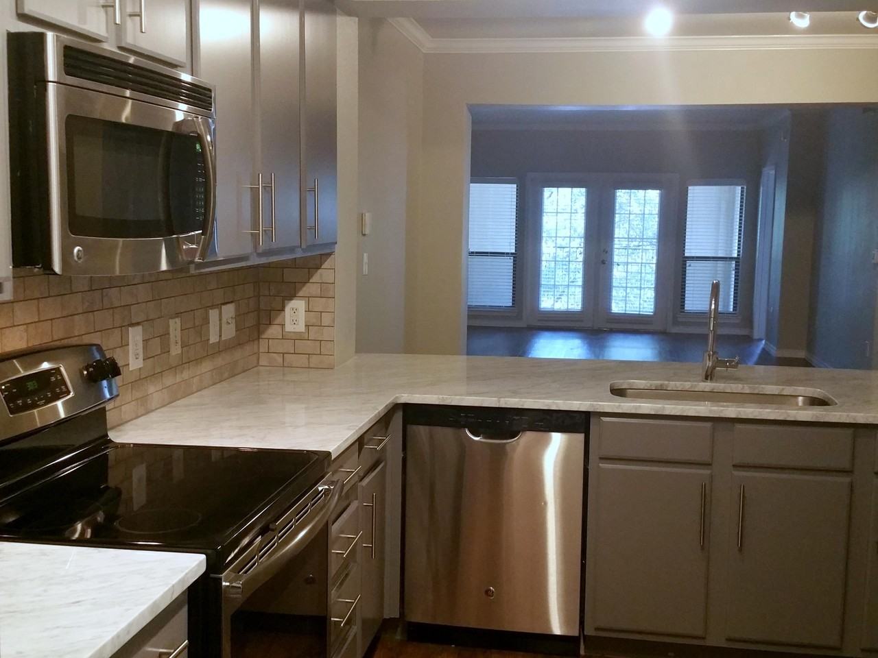 405 Rio Grande St - Photo 4 of 16