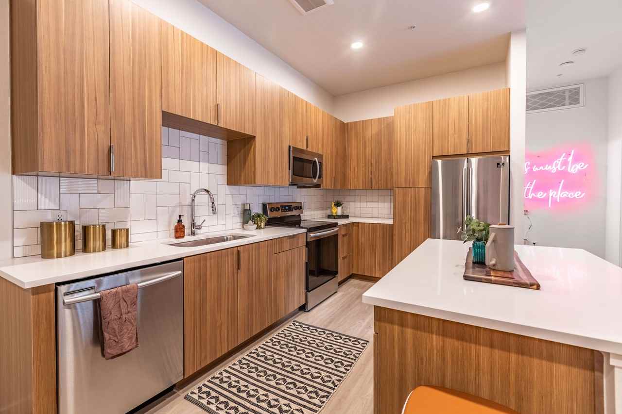 Neon Local - Photo 2 of 41